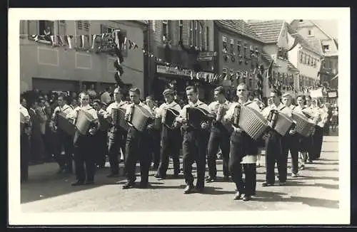 Foto-AK Aalen, Schützenfest, Akkordeonspielgruppe im Festzug