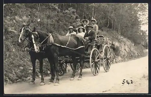 Foto-AK Hobart, Sechs Personen in einer Kutsche