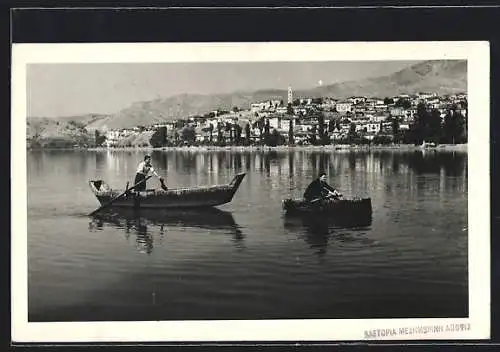 AK Kastoria, Fischerboote, der Ort im Hintergrund
