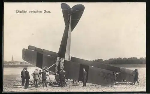 Foto-AK Sanke Nr. 322: Glücklich verlaufener Sturz eines Flugzeugs, Soldaten in Uniform