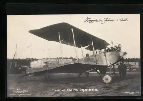 Foto-AK Sanke Nr. 219: Berlin-Johannisthal, Pilot Thelen mit seinem Flugzeug Albatros-Doppeldecker auf dem Flugplatz
