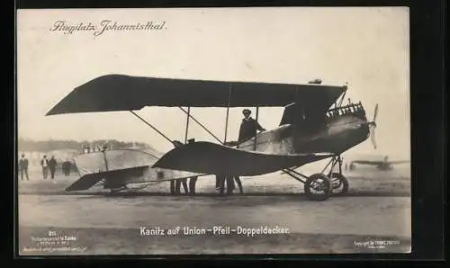 Foto-AK Sanke Nr. 211: Berlin-Johannisthal, Kanitz auf Union-Pfeil-Doppeldecker auf dem Flugplatz