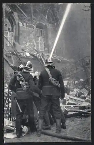 AK Stuttgart, Feuerwehrmänner löschen den Brand des Alten Schlosses 1931