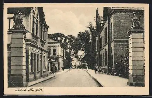 AK Aurich / Ostfriesland, Strassenpartie am Burgtor