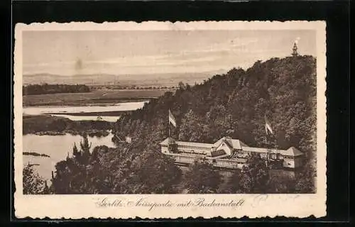 AK Görlitz, Neissepartie mit Badeanstalt und Blick auf Waldgebiet und Wasserlandschaft