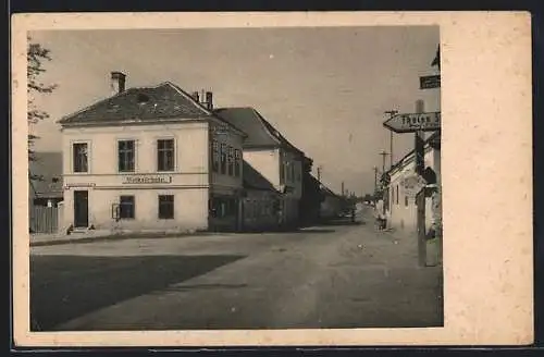 AK Gedersdorf /N. D., Strassenpartie mit Volksschule und Wegweiser nach Theiss