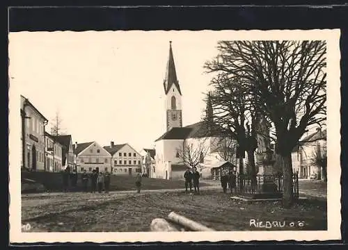 AK Riedau /O. Ö., Ortspartie mit Denkmal und Kirche