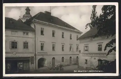 AK St. Martin im Mühlkreis, Strassenpartie mit Volksschule und Fr. Krammer`s Gasthaus