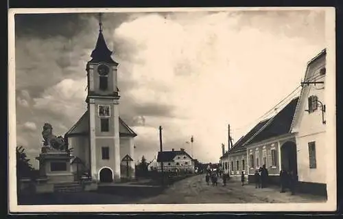 AK Grosswilfersdorf, Strassenpartie mit Löwendenkmal und Kirche