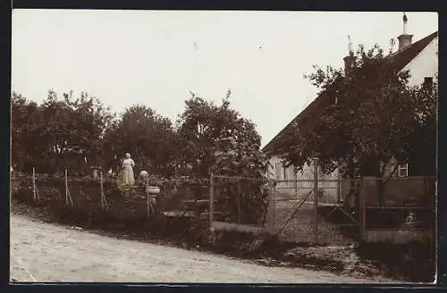 Foto-AK Gars, Wohnhaus mit Gemüsegarten und zwei Damen, von der Strasse gesehen