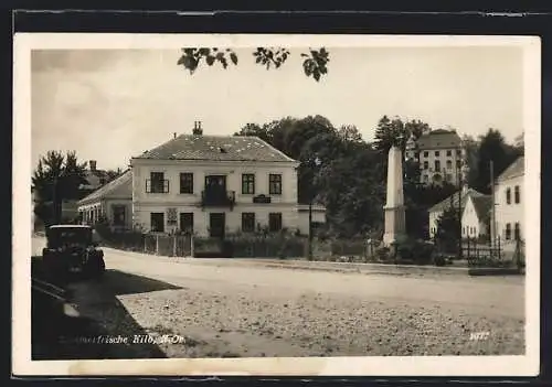 AK Kilb /N.-Oe., Strassenpartie mit Geschäftshaus und Obeliskendenkmal