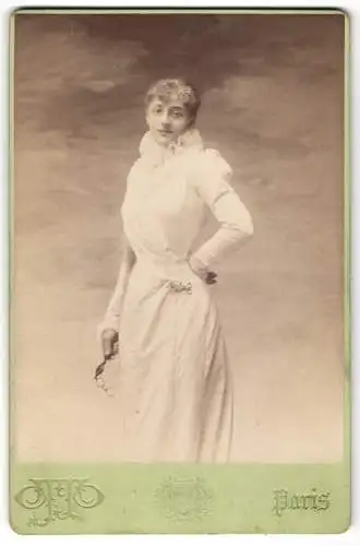 Fotografie Otto, Paris, Elegante Dame in tailliertem Kleid mit Lorgnon