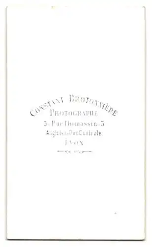 Fotografie Constant Brotonnière, Lyon, Rue Thomassin 5, Bürgerliche Dame im Kleid