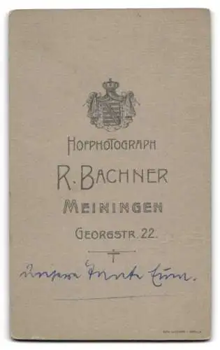 Fotografie R. Bachner, Meiningen, Georgstrasse 22, Bürgerliche Dame im weissen Kleid