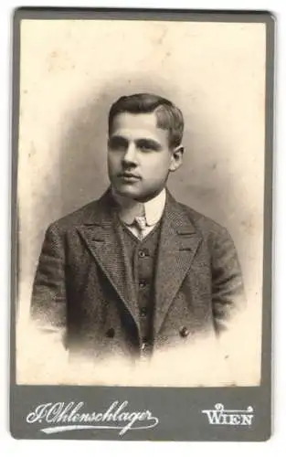 Fotografie J. Ohlenschlager, Wien, Vierthalergasse 5, Junger Mann in Anzug und Krawatte