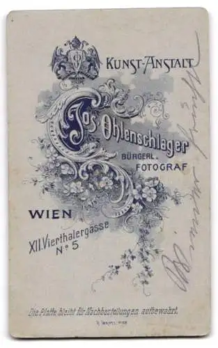 Fotografie J. Ohlenschlager, Wien, Vierthalergasse 5, Junger Mann in Anzug und Krawatte