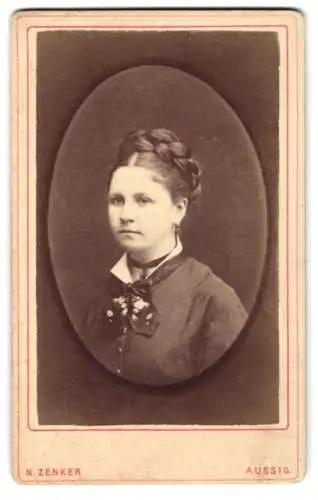 Fotografie M. Zenker, Aussig, Jugendliche mit Flechtfrisur und bestickter Schleife