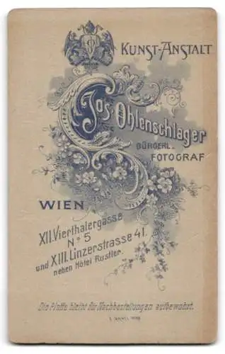 Fotografie Jos. Ohlenschlager, Wien, Vierthalerstrasse 5, Mutter mit Kleinkind an der Hand