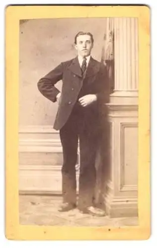 Fotografie Gustav Schroeder, Mittweida, Rochlitzer Strasse 163, Junger Mann in Anzug und Krawatte