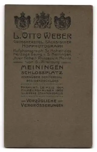 Fotografie L. Otto Weber, Meiningen, Schlossplatz 6, Niedliches Kleinkind in besticktem Kleid