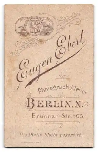 Fotografie Eugen Ebert, Berlin, Brunnen-Strasse 165, Bürgerliche in besticktem, tailliertem Kleid