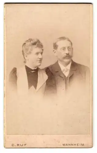 Fotografie C. Ruf, Freiburg i. Br., Kaiserstr. 5, Bürgerliches Ehepaar im Portrait