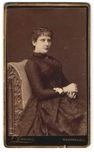 Fotografie F. Grainer, Reichenhall, Elegante Dame in tailliertem Kleid mit Spitzendekor