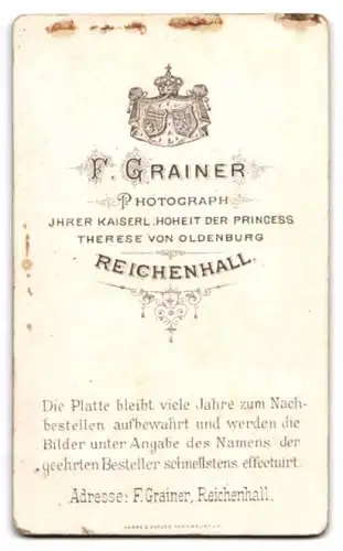 Fotografie F. Grainer, Reichenhall, Elegante Dame in tailliertem Kleid mit Spitzendekor