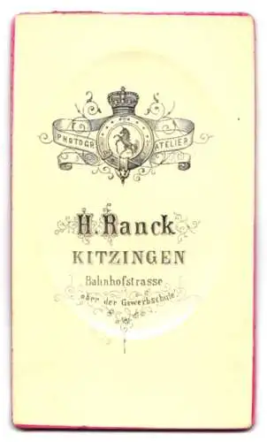 Fotografie H. Ranck, Kitzingen, Bahnhofstrasse, Elegante Dame mit Samtschleife im Haar