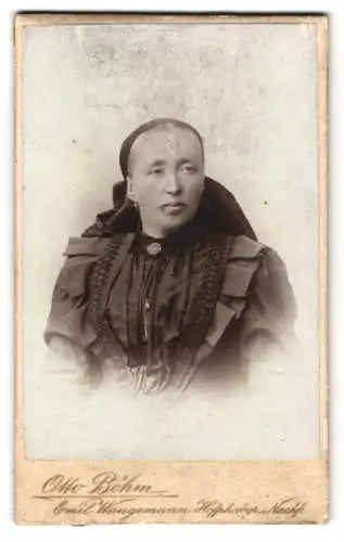 Fotografie Otto Böhm, Passau, Heilige Geiststr. 379, Dame mit schwarzem Kopfputz