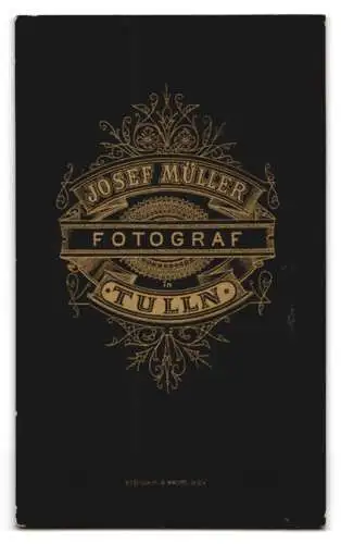 Fotografie Josef Müller, Tulln, Ältere Dame in besticktem schwarzem Kleid