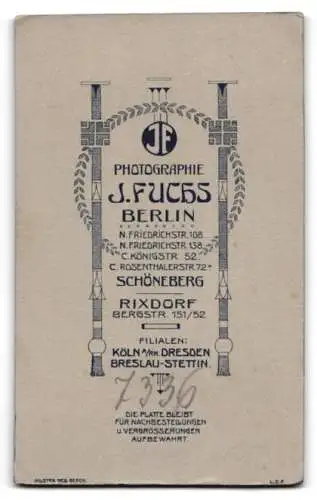 Fotografie J. Fuchs, Berlin, Friedrichstr. 108, Eleganter Herr mit Schnauzbart und Krawatte