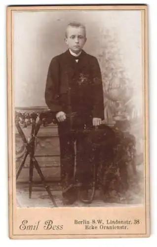 Fotografie Emil Bess, Berlin, Lindenstrasse 38, Junge in elegantem Anzug