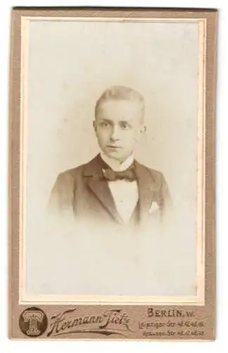 Fotografie Hermann Tietz, Berlin, Leipziger Str. 46, Junge mit Fliege im Portrait