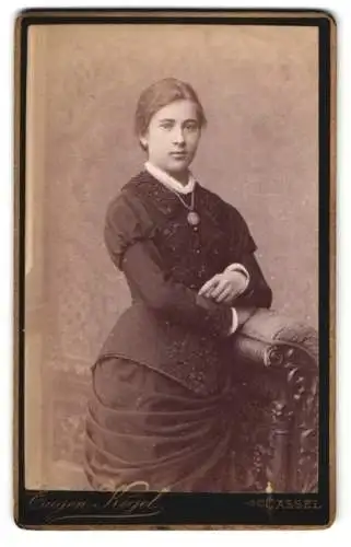 Fotografie Eugen Kegel, Cassel, Gr. Rosenstrasse 5, Elegante junge Frau in tailliertem Kleid mit Halskette