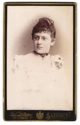 Fotografie Carl Dittmar, Landshut, Elegante Dame mit Zwicker und Halskette