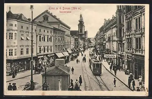 AK Linz a. d. Donau, Landstrasse, Strassenbahn an der Haltestelle