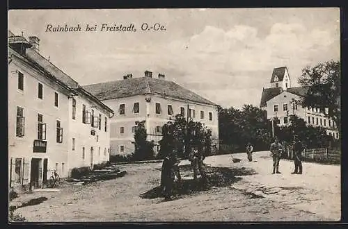 AK Rainbach im Mühlkreis, Ortspartie mit Soldaten, Einwohnern und Kirche
