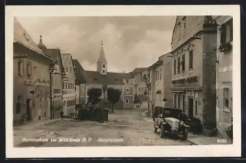 AK Sarleinsbach im Mühlkreis, Hauptplatz mit Gasthaus, Brunnen und Turmgebäude