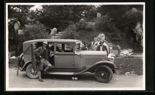Foto-AK Auto, Mann an geöffneter hinterer Tür