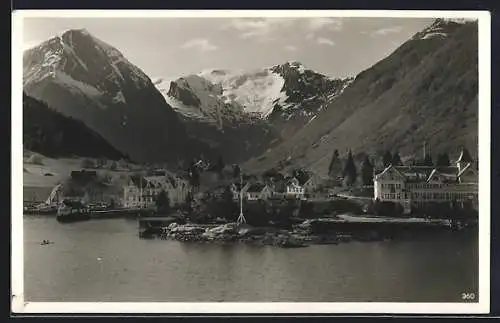 AK Balholm am Sognefjord, Totalansicht mit Uferpartie