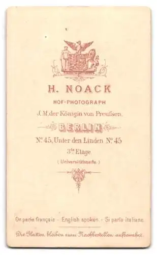 Fotografie H. Noack, Berlin, Unter den Linden 45, Bürgerliche Dame mit einem Buch