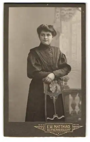 Fotografie W. W. Matthias, Seifhennersdorf, Junge Dame im schwarzen Kleid