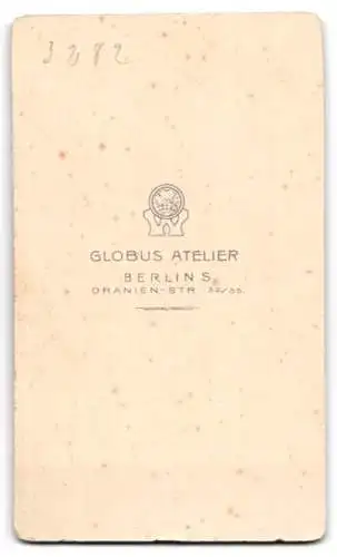 Fotografie Atelier Globus, Berlin, Oranienstr. 52-55, Bürgerliche Dame im Kleid