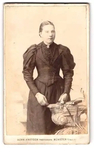 Fotografie Herm. Knetsch, Münster i. Westf., Junge Dame im bestickten Kleid