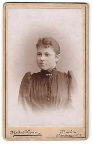 Fotografie Adalbert Werner, München, Elisenstr. 7, Junge Dame mit zurückgebundenem Haar
