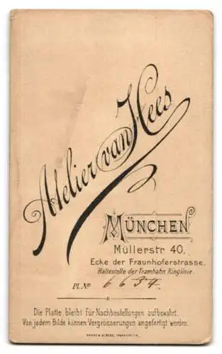 Fotografie Atelier van Hees, München, Müllerstr. 40 Ecke der Fraunhoferstrasse, Ehepaar in eleganter Kleidung