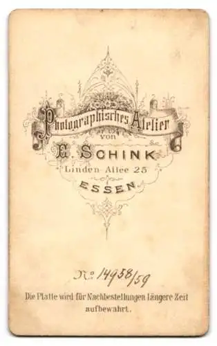 Fotografie E. Schink, Essen, Linden-Allee 25, Junger Herr im Anzug mit Krawatte