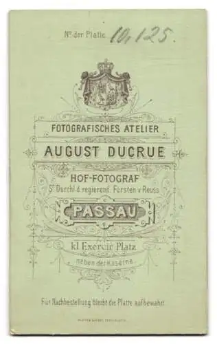 Fotografie August Ducrue, Passau, Kl. Exerzier-Platz, Junge Dame in zeitgenössischer Kleidung