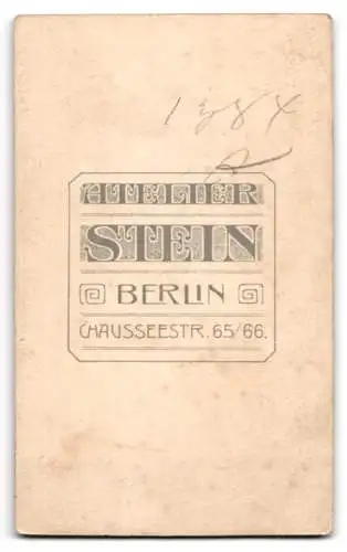 Fotografie Atelier Stein, Berlin, Chausseestr. 65-66, Süsses Kleinkind im langen Kleid